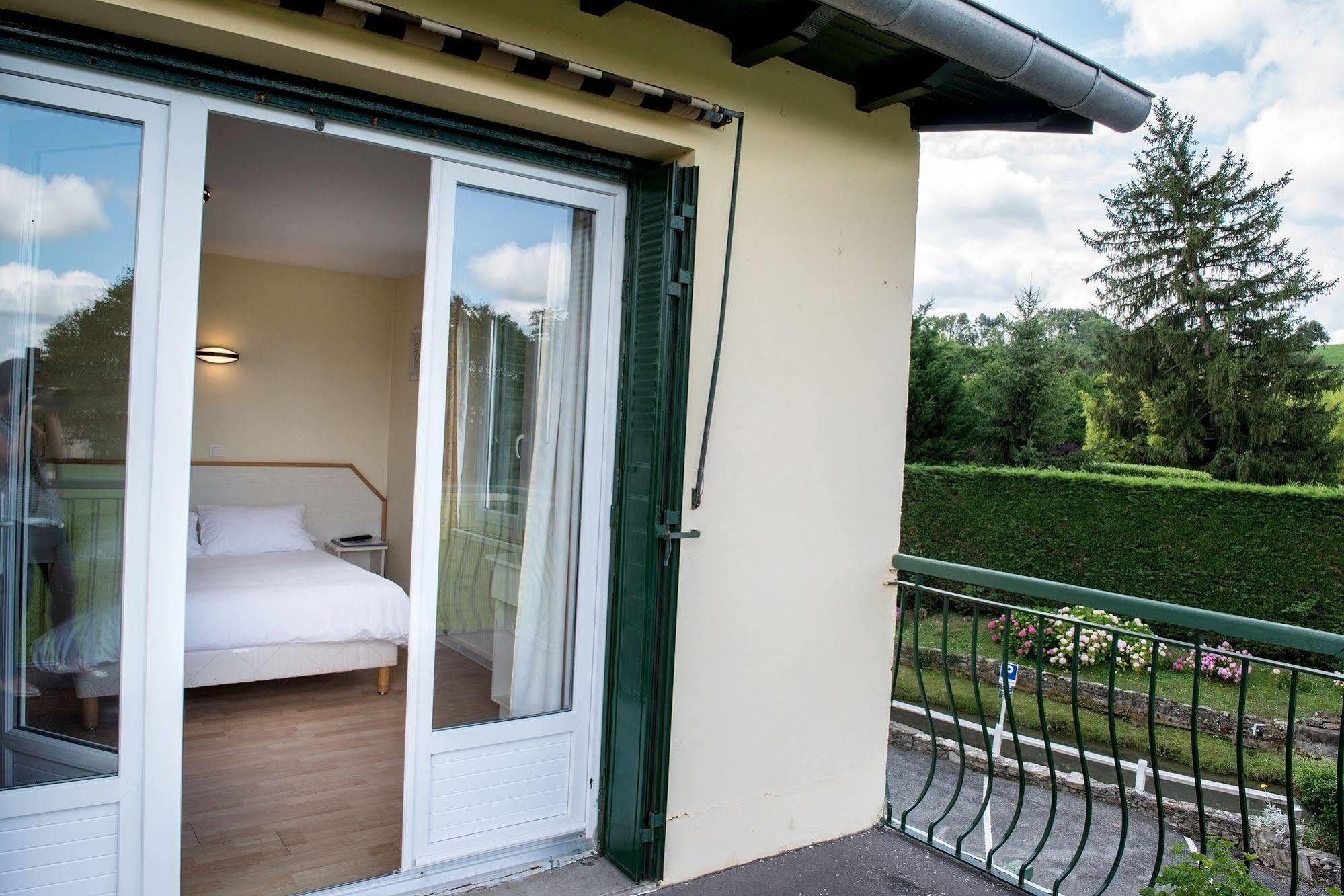 Logis Auberge Du Relais - Hotel & Restaurant Berenx Exterior photo